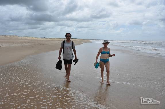 O Rodrigo caminha com sua mãe na praia de La Pedrera, no litoral do Uruguai